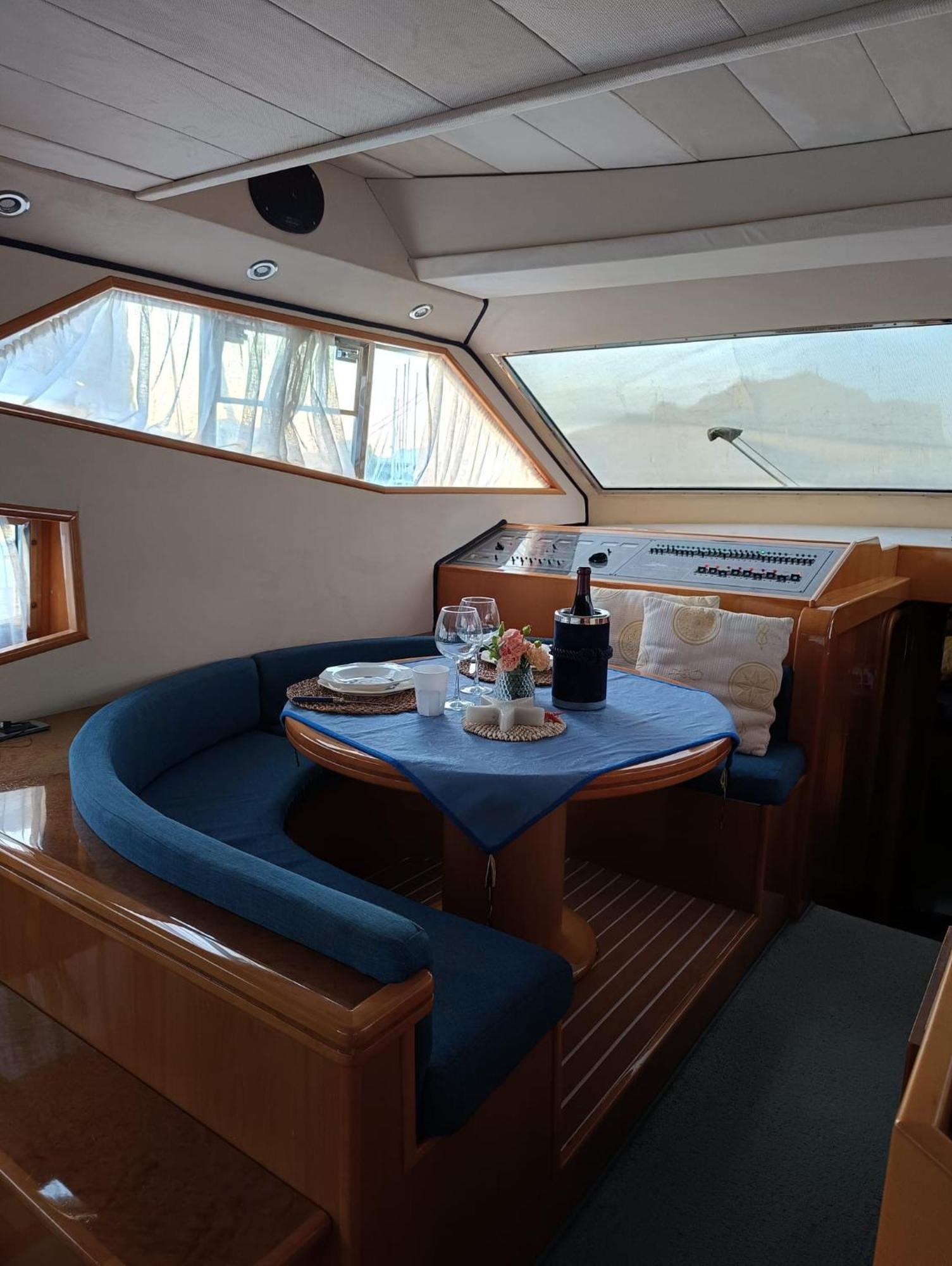 Botel Moonlight Houseboat *