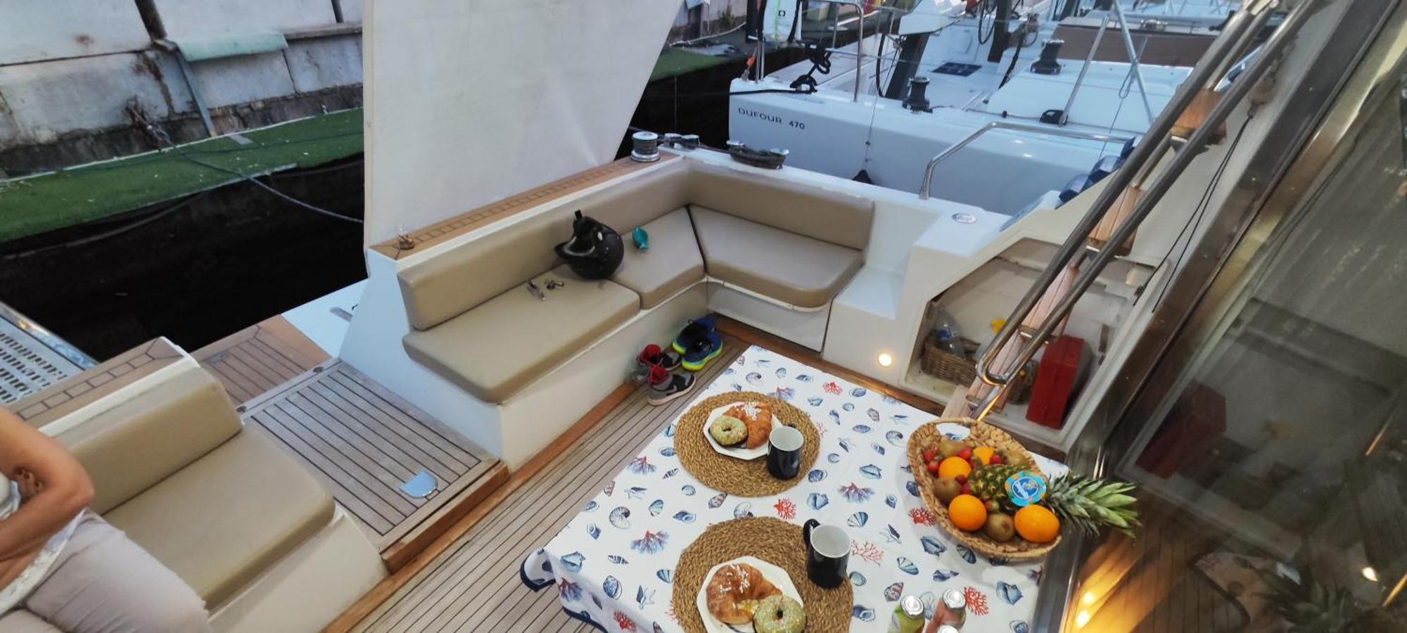 Moonlight Houseboat Botel