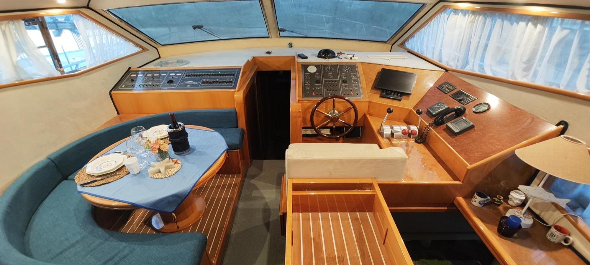Moonlight Houseboat Botel *