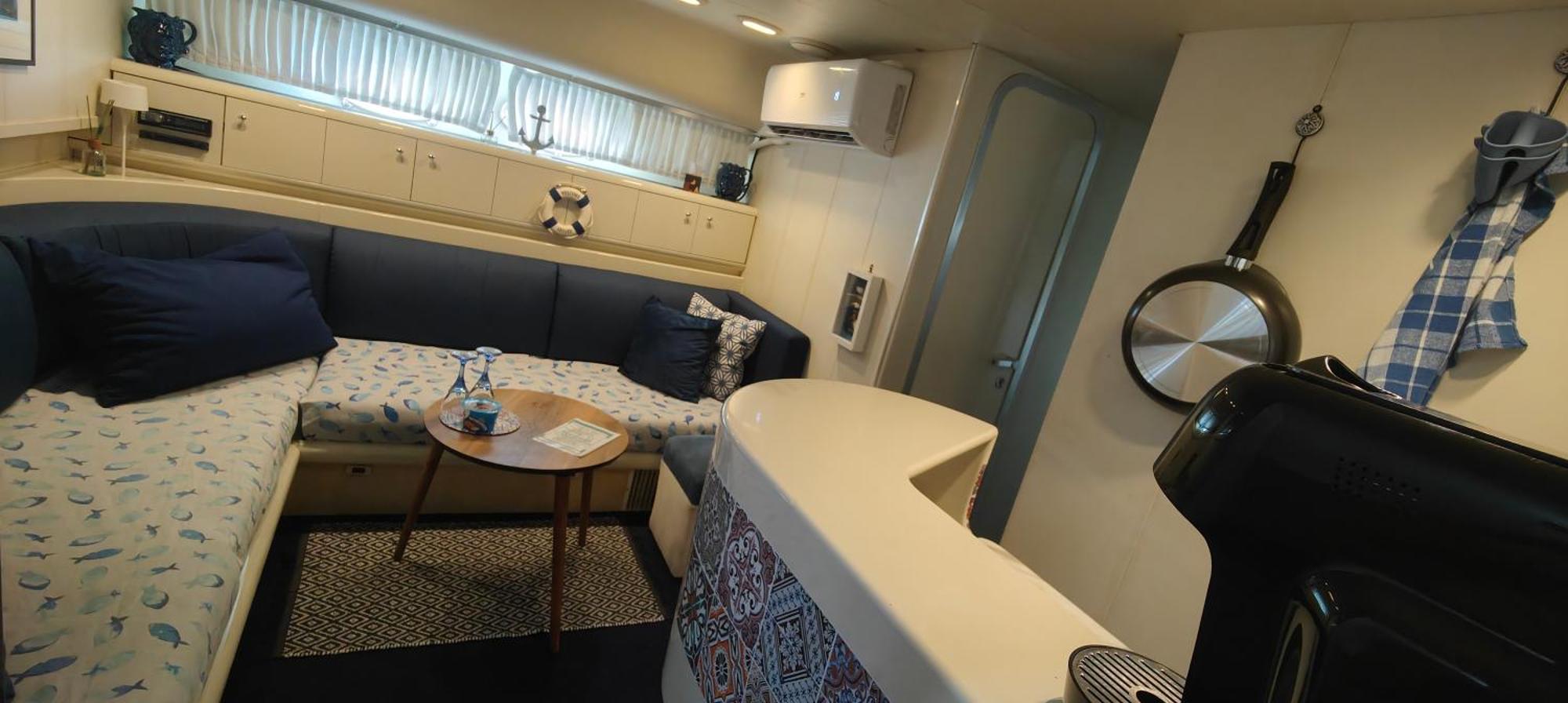 Desire Charming House Boat Botel