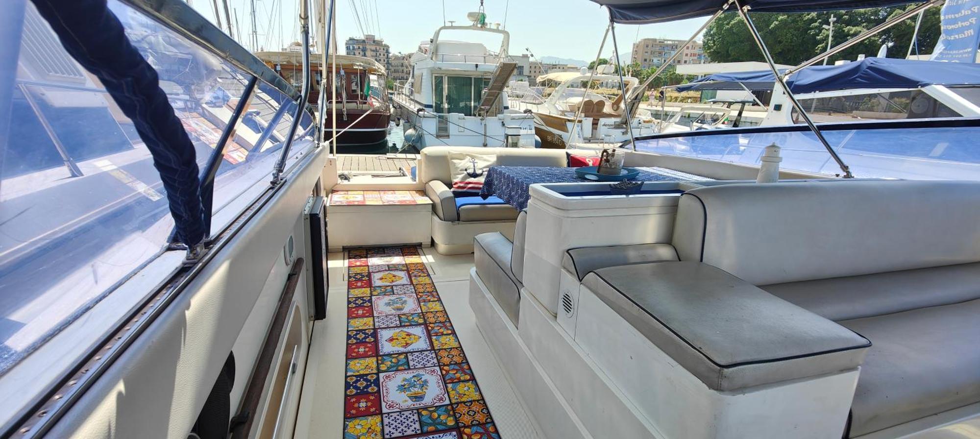 Desire Charming House Boat Botel