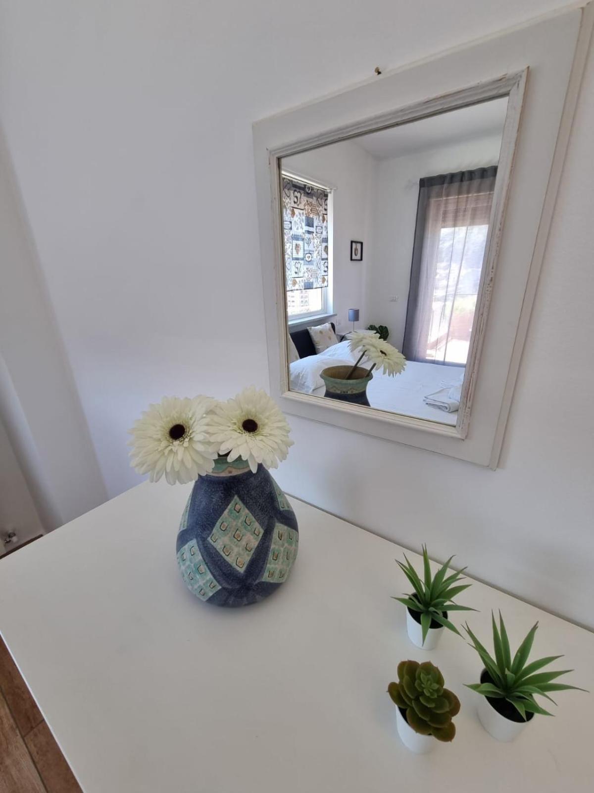 House & Free Parking By Perry-holiday