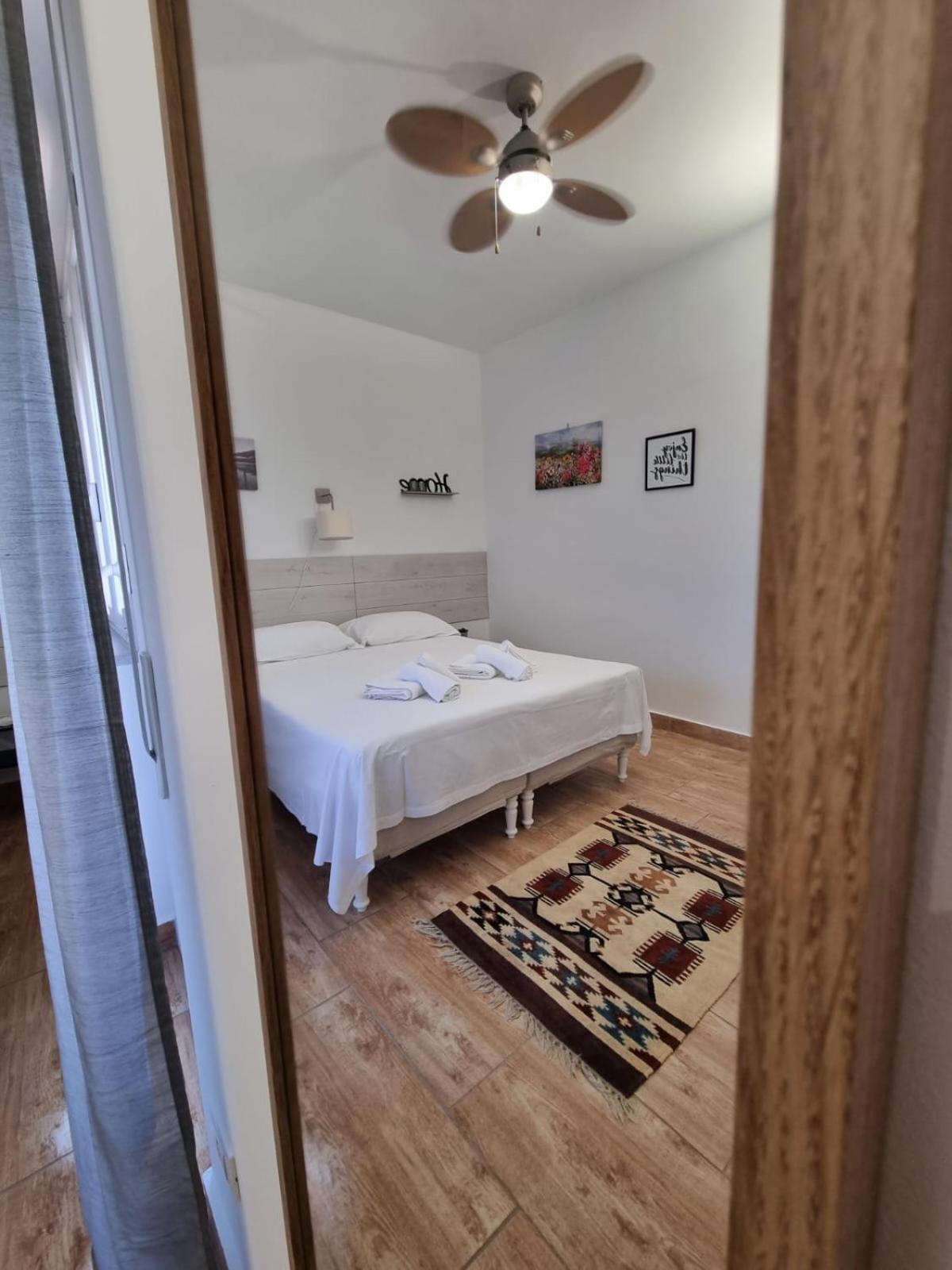 House & Free Parking By Perry-holiday Apartment
