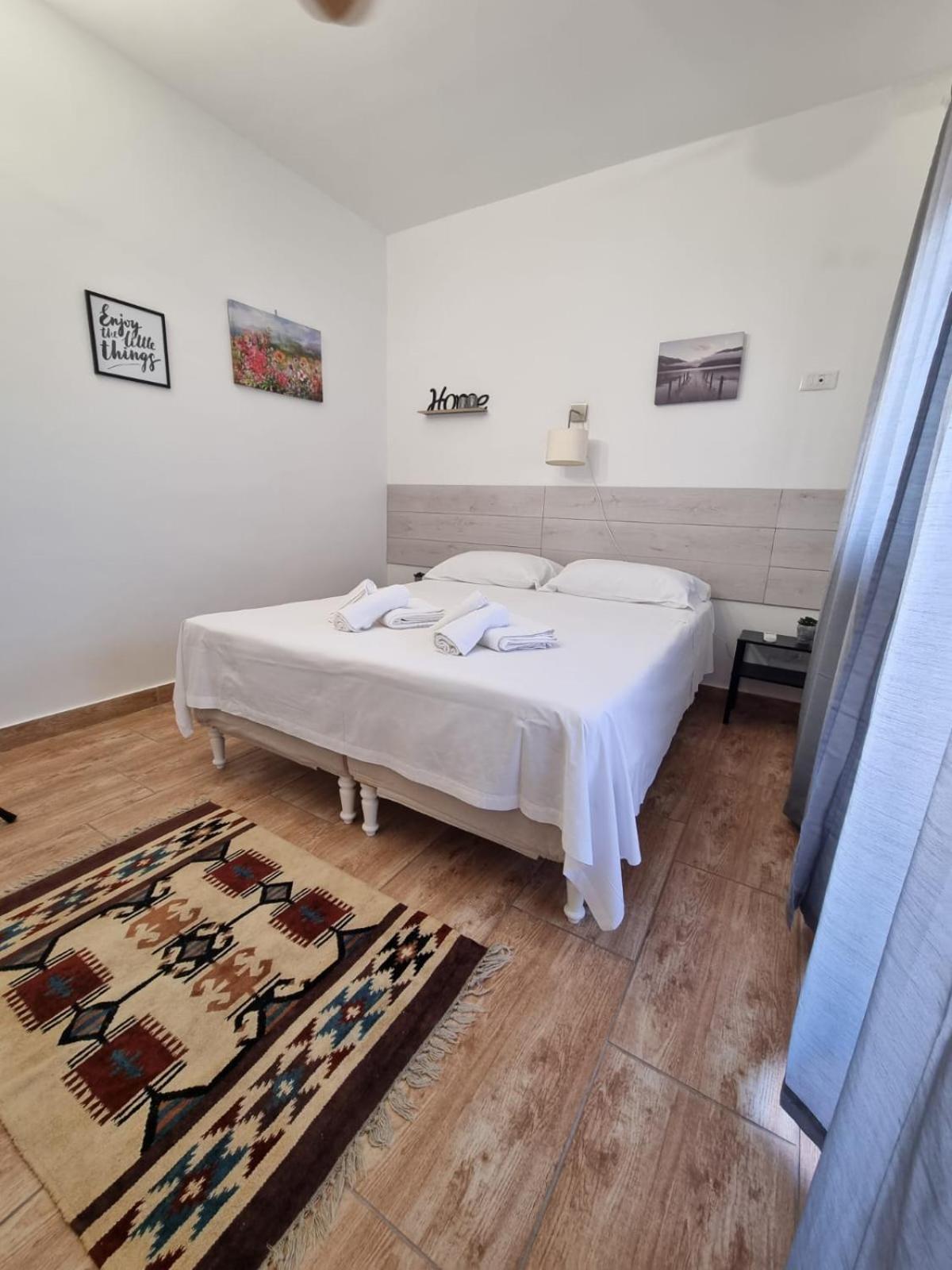House & Free Parking By Perry-holiday