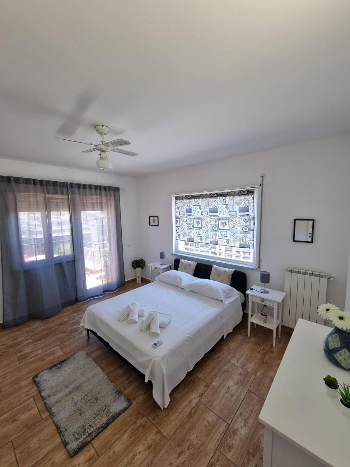House & Free Parking By Perry-holiday Apartment