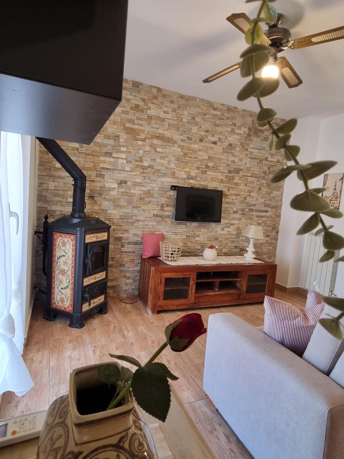 House & Free Parking By Perry-holiday Apartment *
