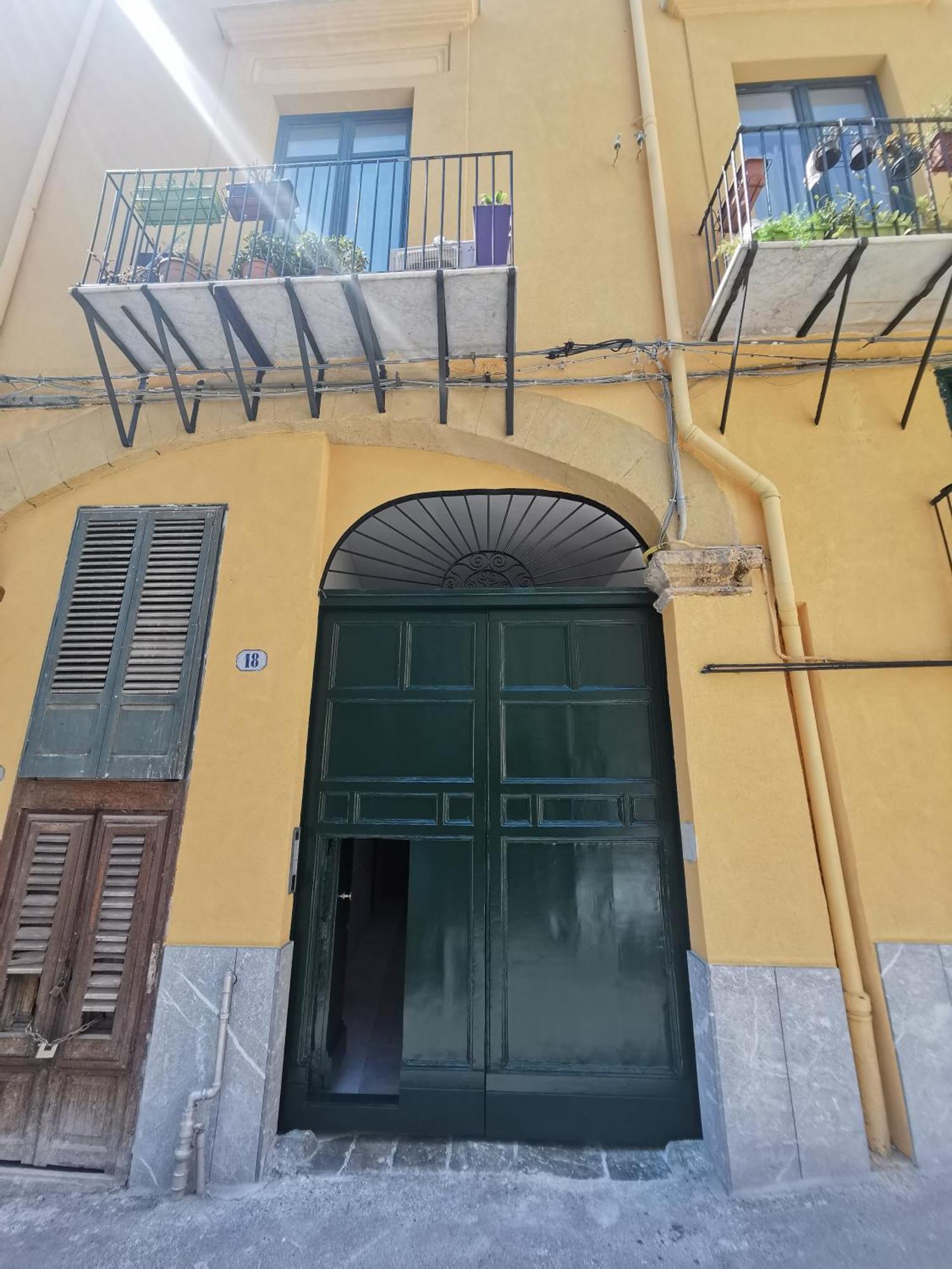Vicolo Paterno *