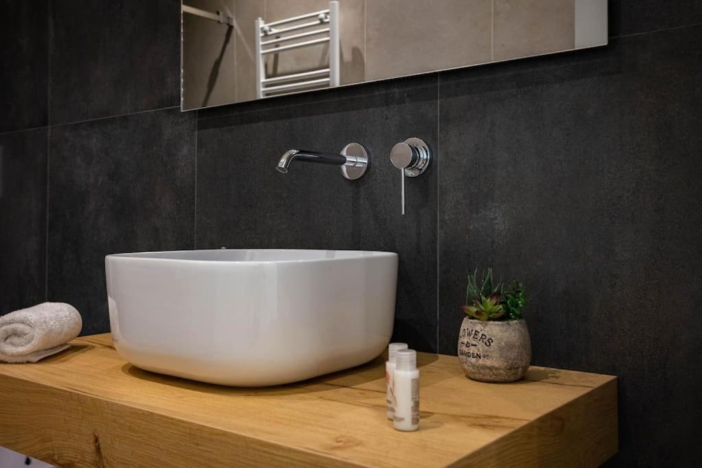 Luxury Jacuzzi Atena Apartment