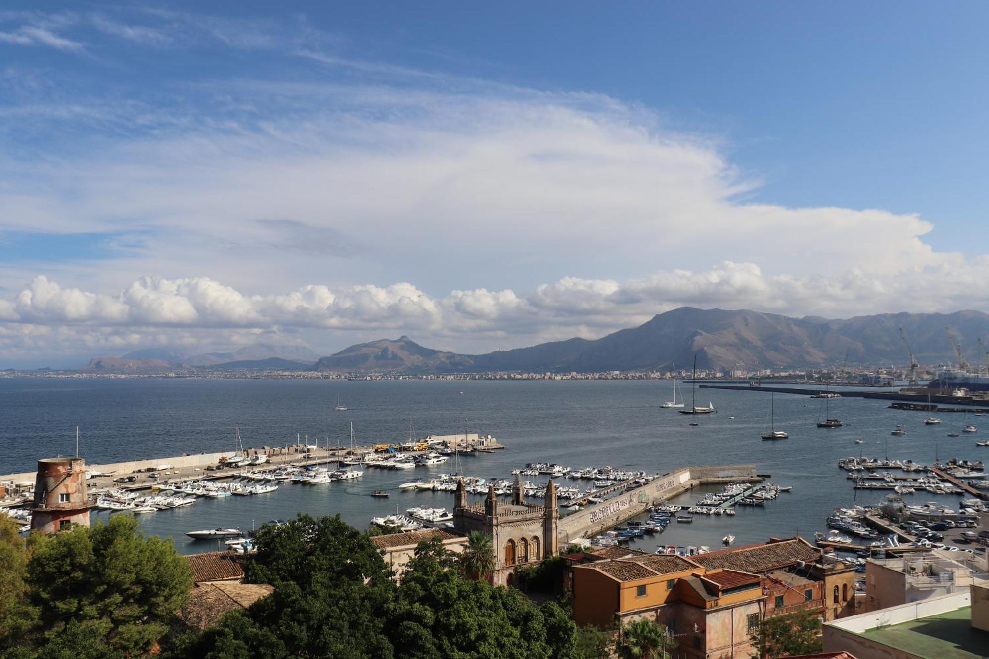Rineddahouse Panoramico Vista Mare Con Parcheggio Privato Apartment