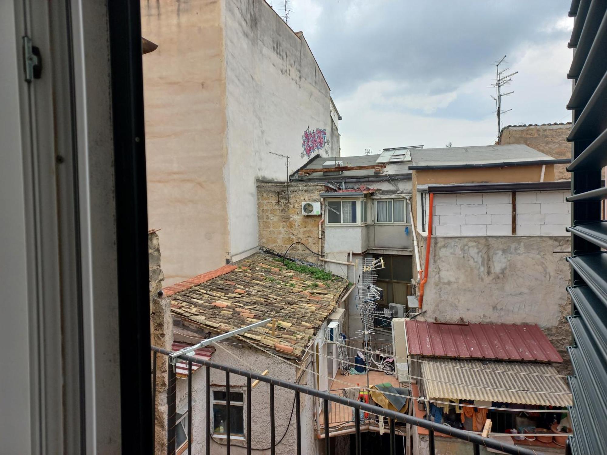 With Kitchen Balcony And Ac Apartment *