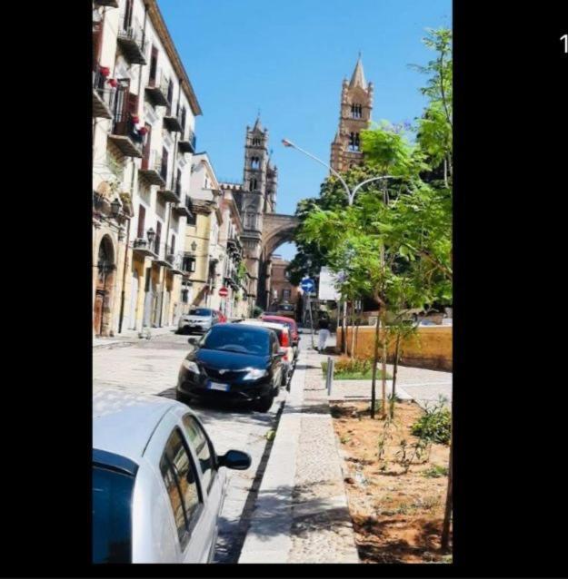 Alle Spalle Della Cattedrale *