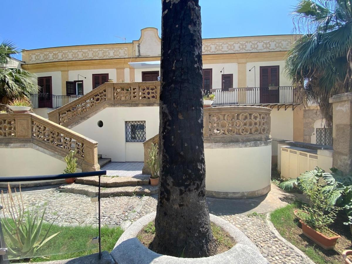In Storica Lanterna Sul Mare Palermo