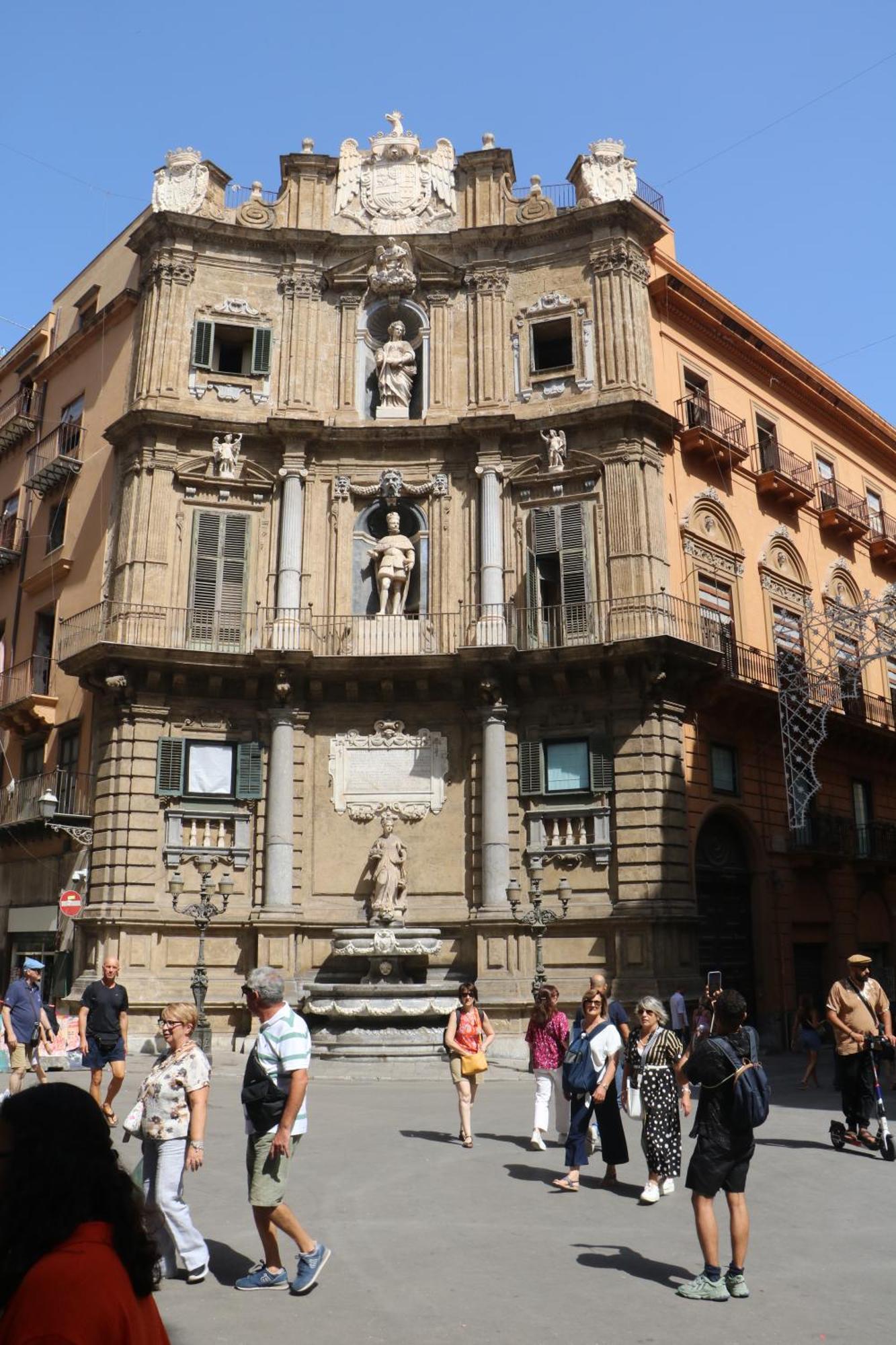 Nel Centro Storico Di -lulyani House