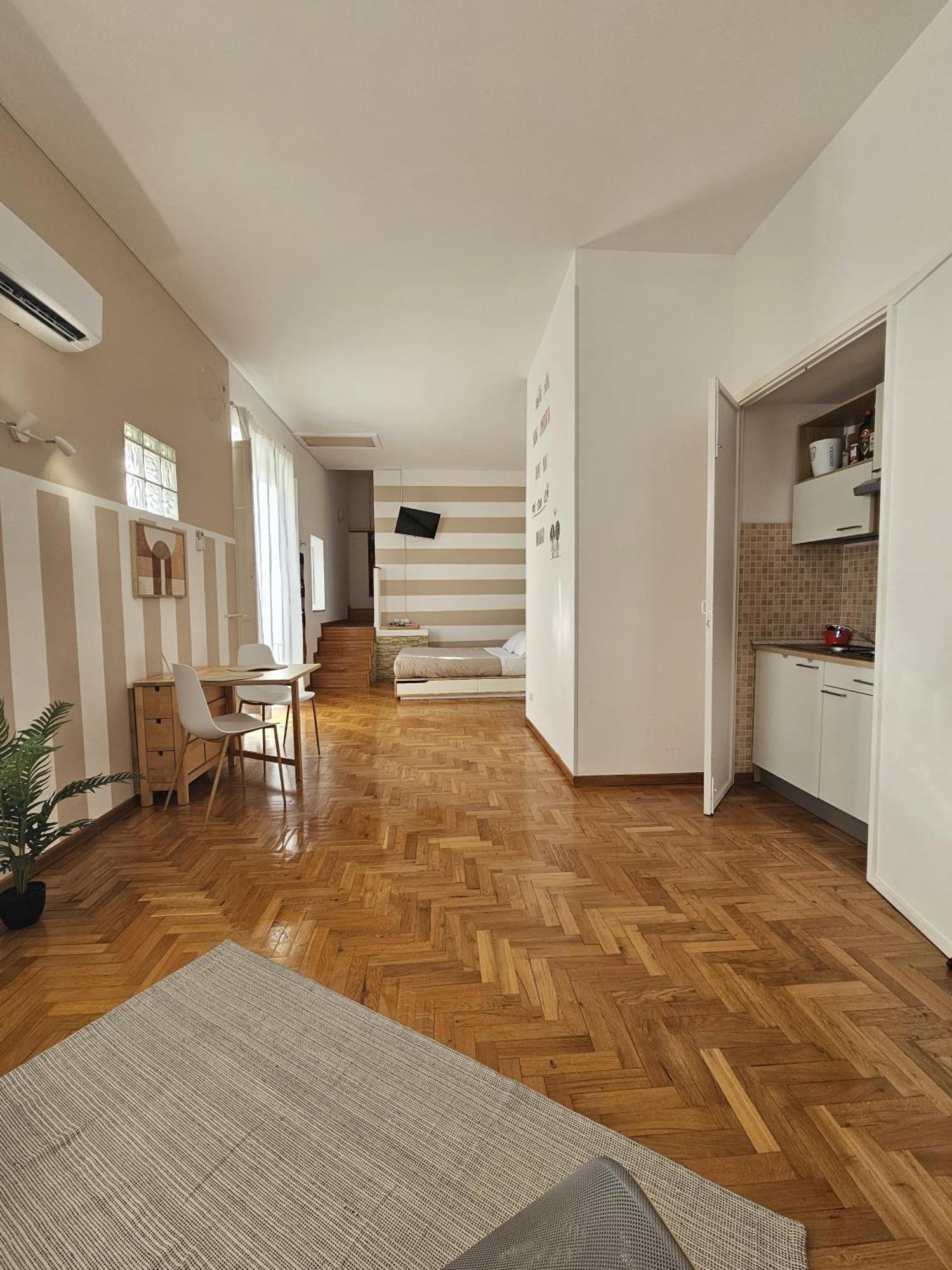 Cathedral Apartment *