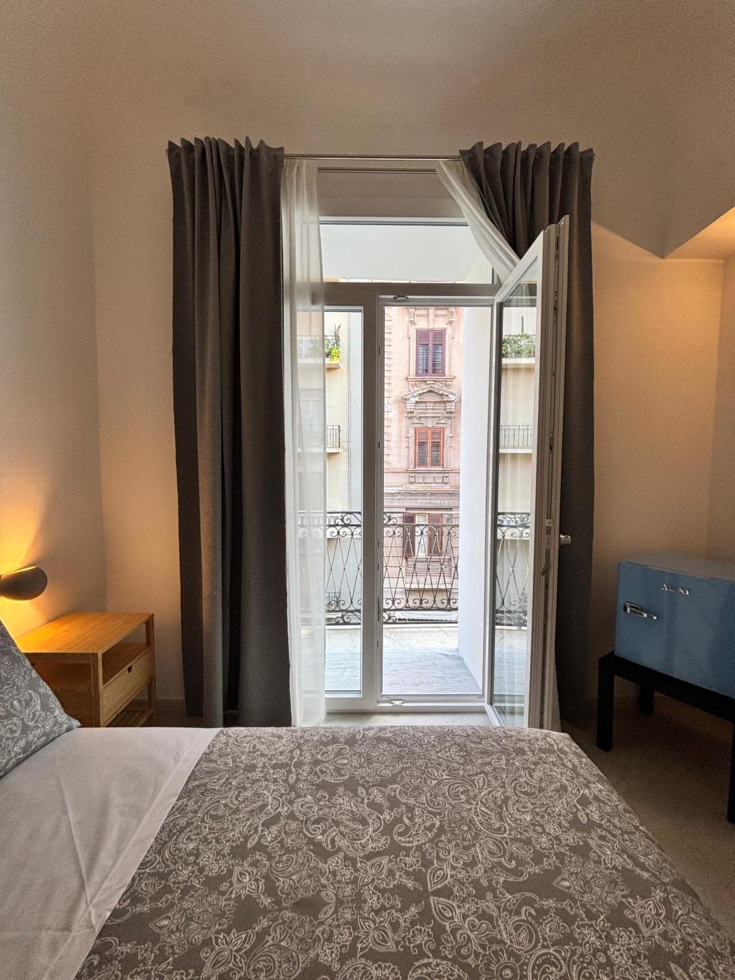 Historic Balcony & On Via Maqueda Privatunterkunft *