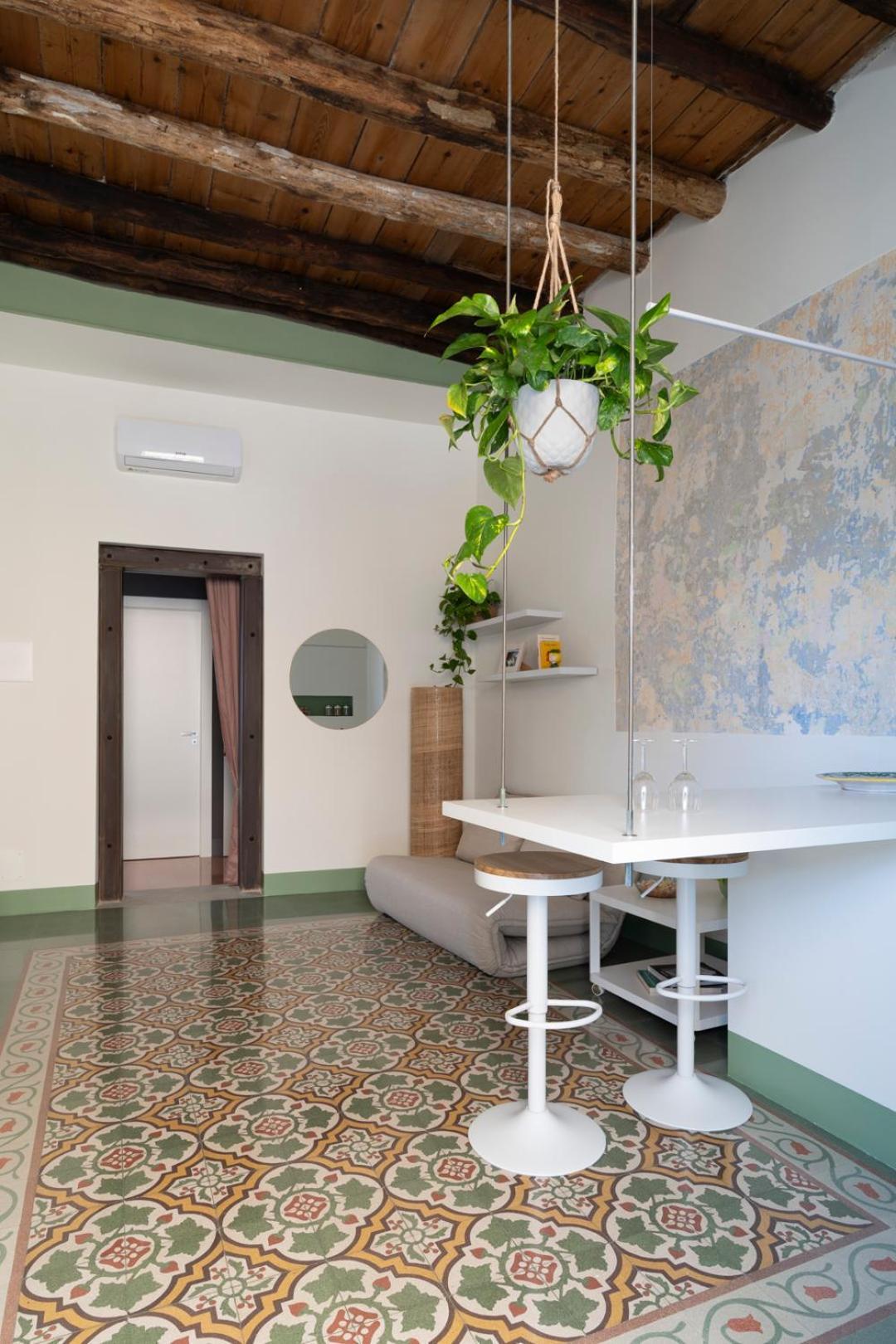 Apartment Flowery Floor &