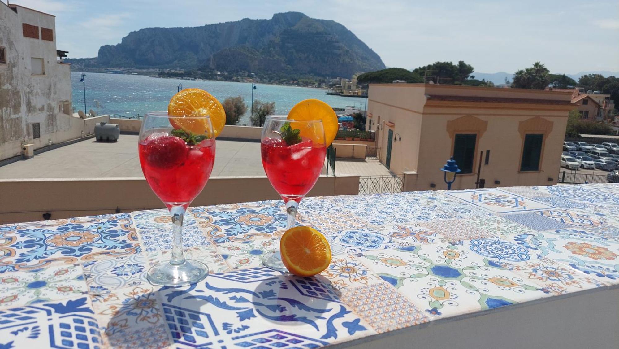 La Terrazza Del Sole Di Mondello Homestay *