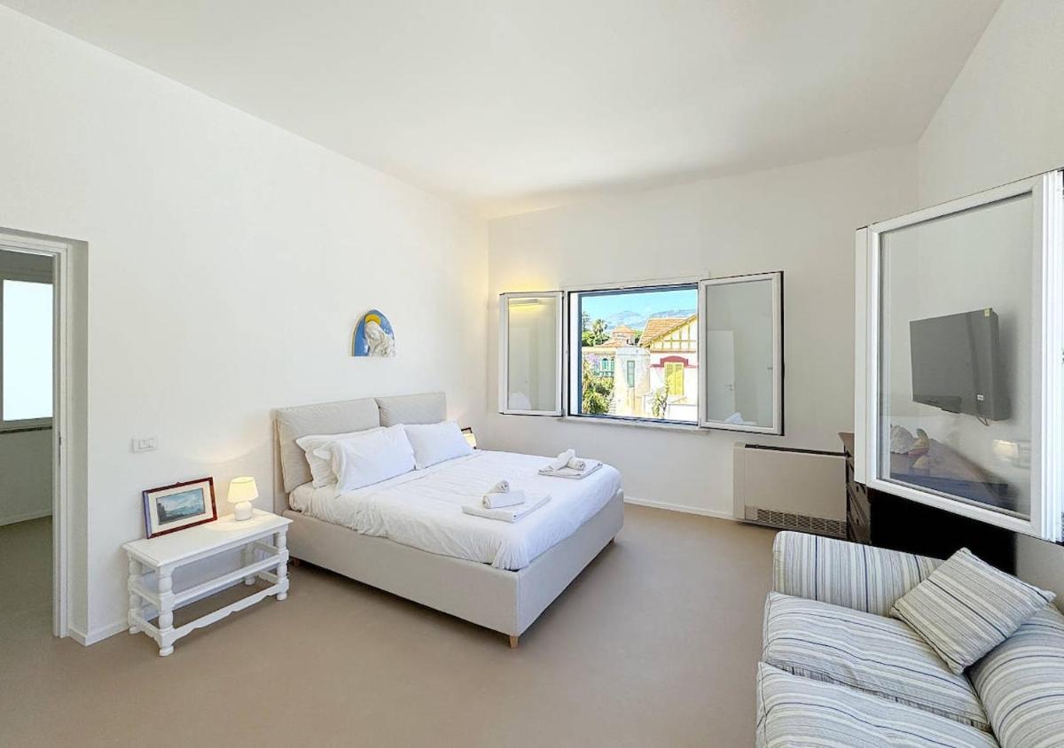 Solemar Sicilia - Regina Elena Villa *