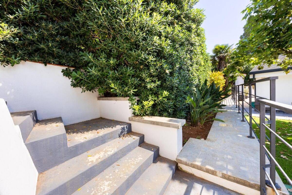 Ibis With Swimming Pool Apartment *