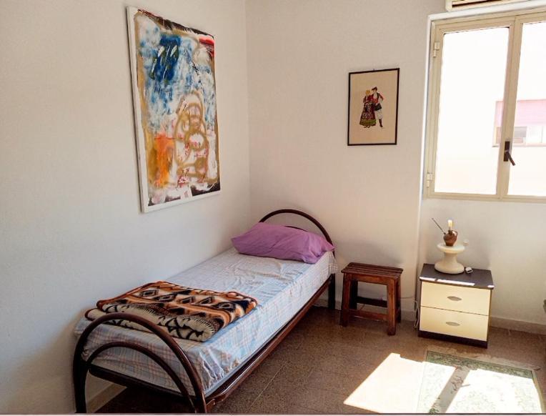 Thrifty, Quiet, Authentic With 2 Comfortable Single Beds Apartment *