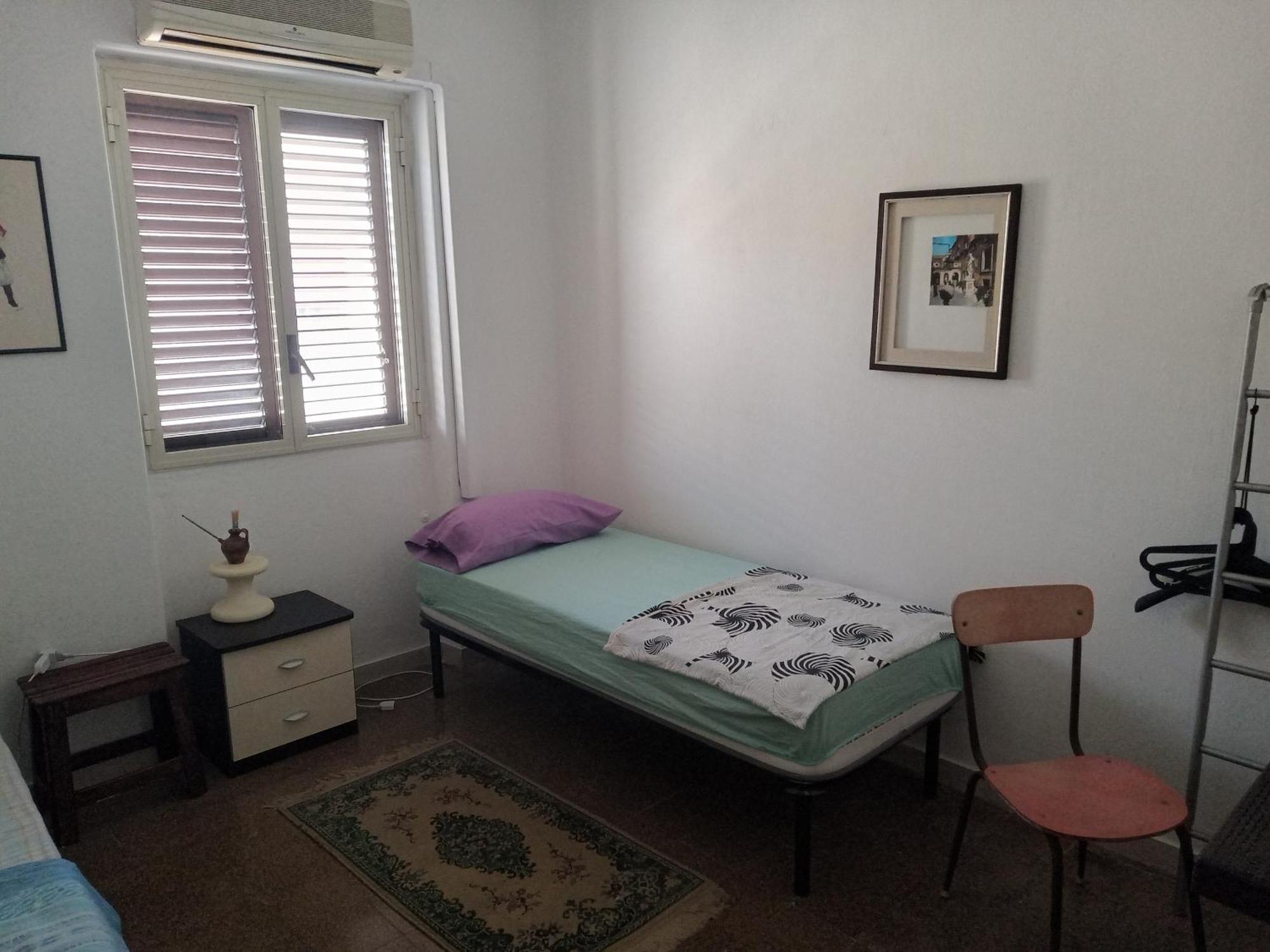 Apartment Thrifty, Quiet, Authentic With 2 Comfortable Single Beds *