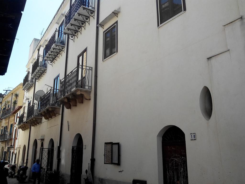 Little House Inside Capo's Market Apartment Palermo