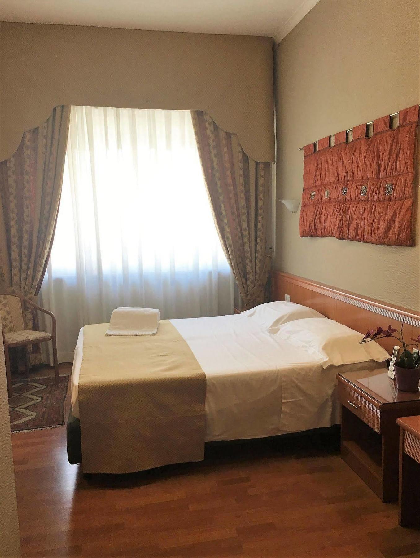 Gallery House Hotel 3*