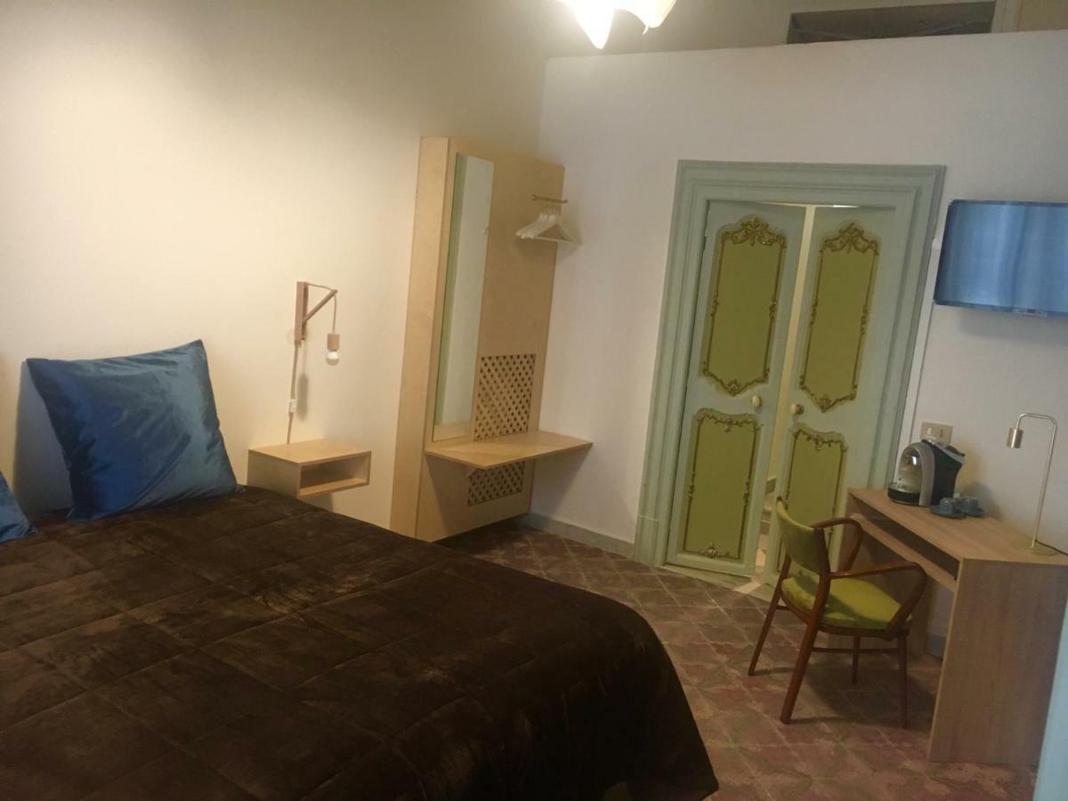 Bed & Breakfast Pal Art & *