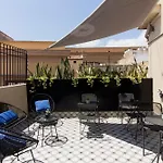 Lulom - Rooftop Boutique Rooms