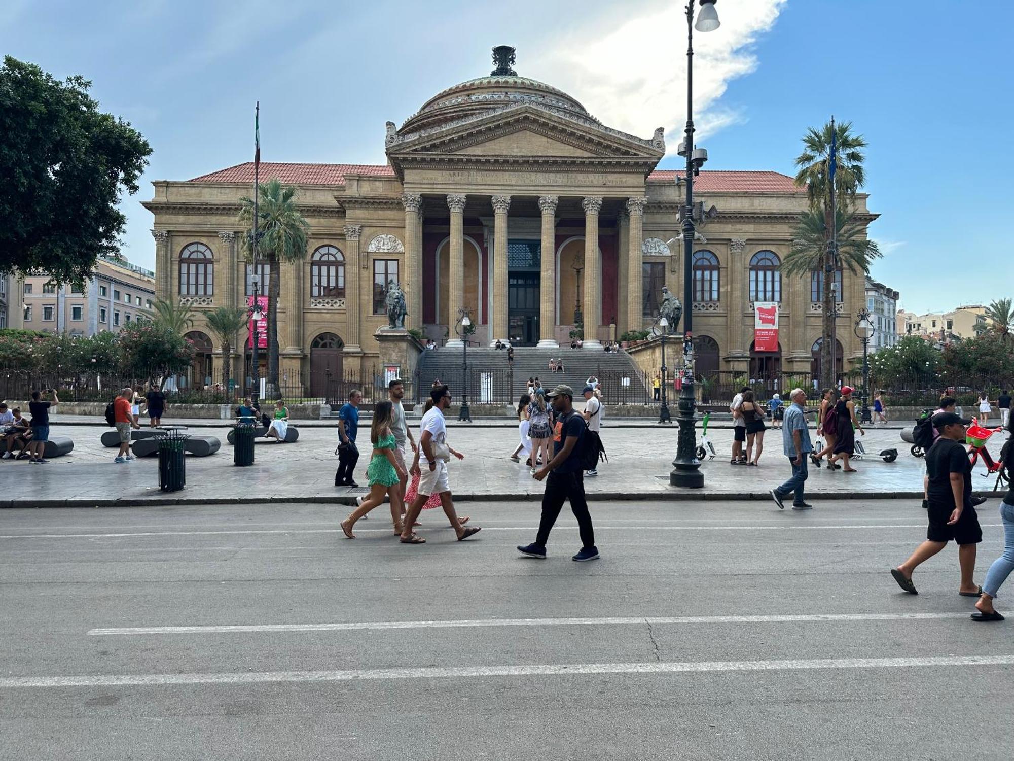Pressi Teatro Massimo *