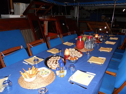 Boat And Breakfast *