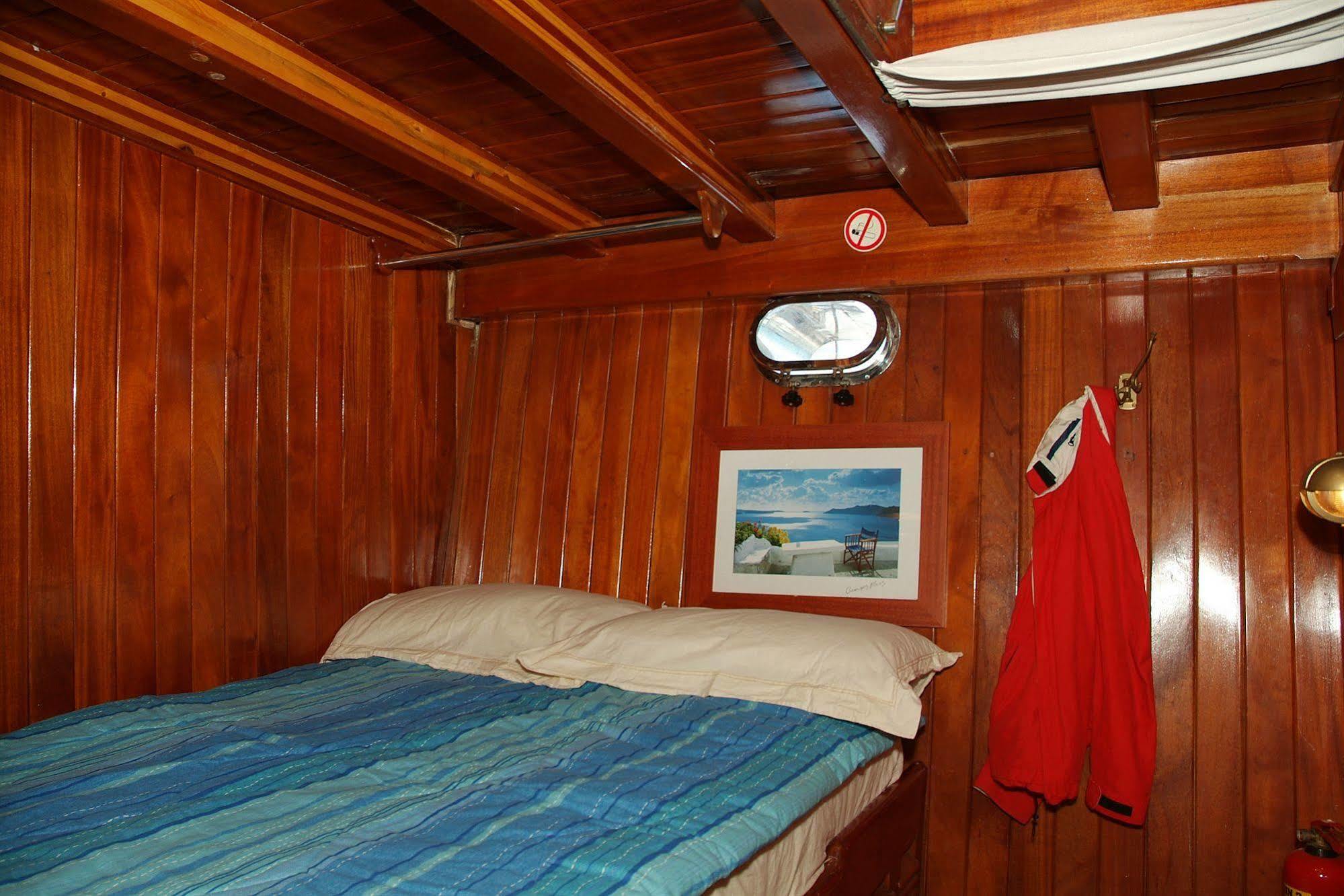 Boat And Breakfast Botel