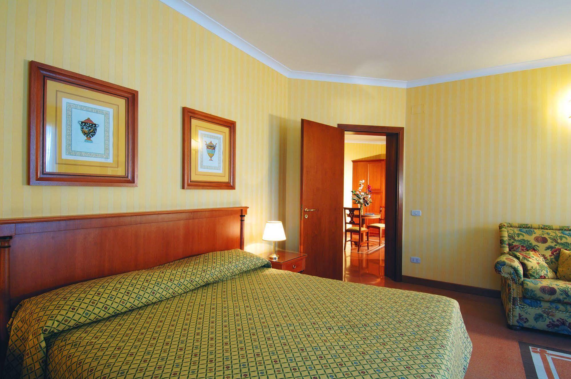 Residenza D'aragona Hotel 4*