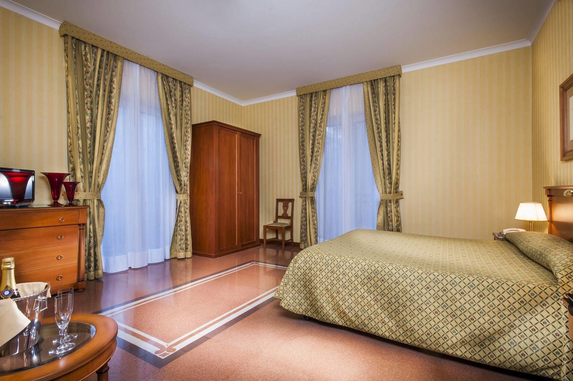 Residenza D'aragona Hotel 4*