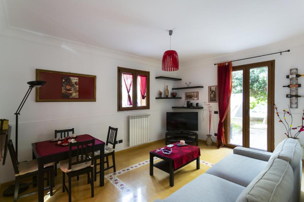 Housemilia - Royal Palace Apartment