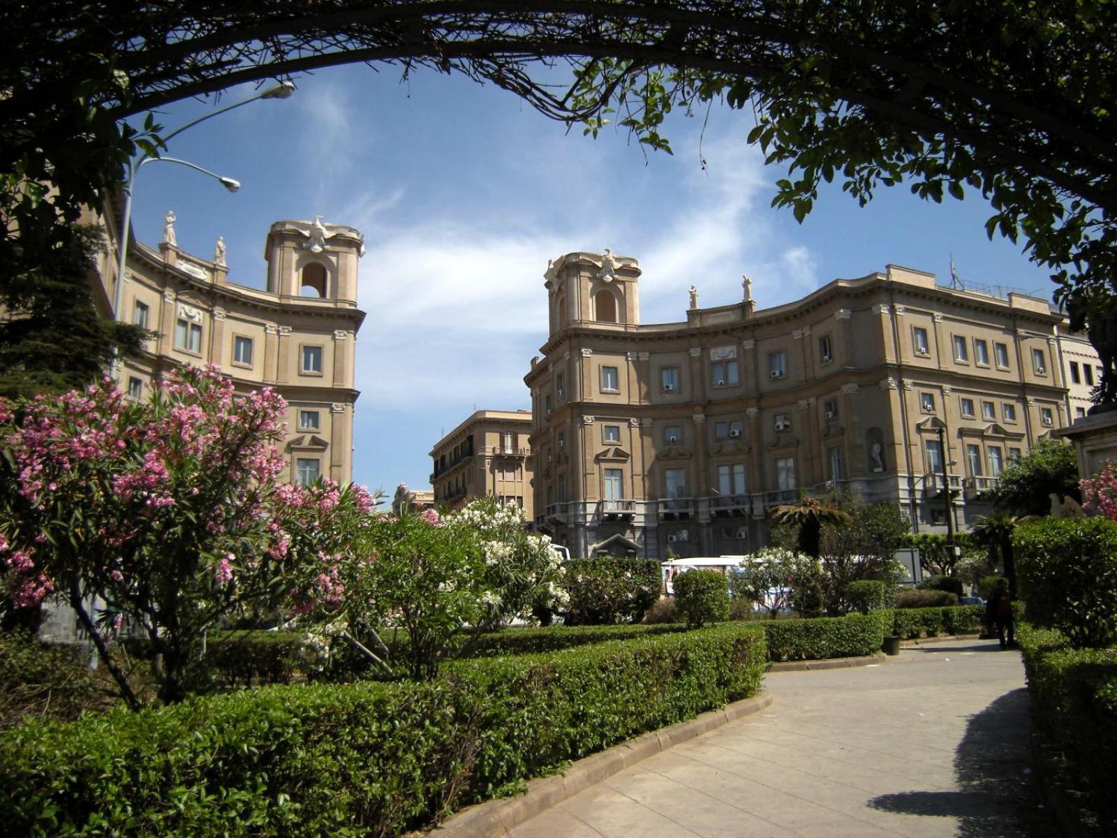 Apartment Dimora Di Maury A Due Passi Dai Trasporti E Da Ballaro Palermo
