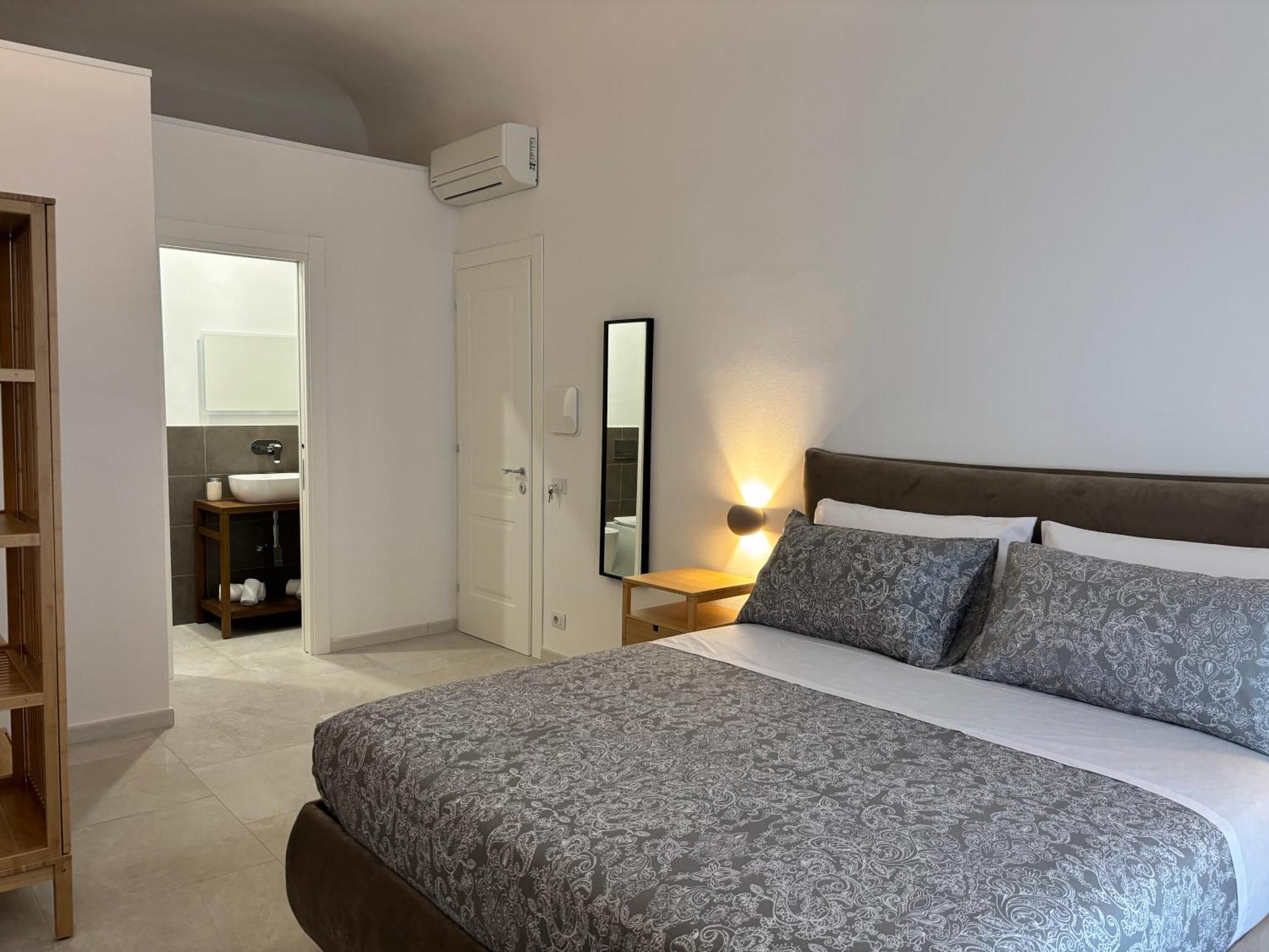 Homestay Historic Balcony & On Via Maqueda *