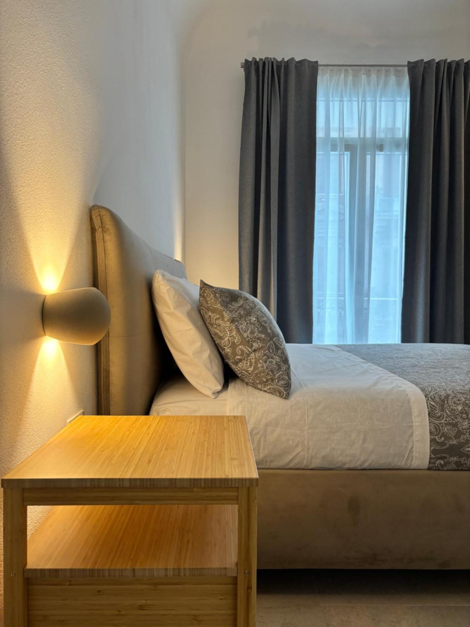 Historic Balcony & On Via Maqueda Homestay