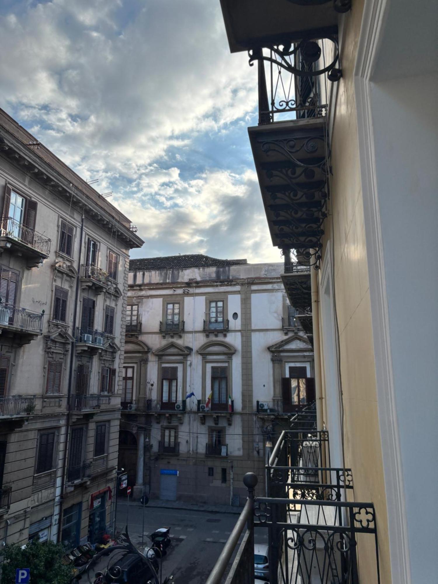 Historic Balcony & On Via Maqueda
