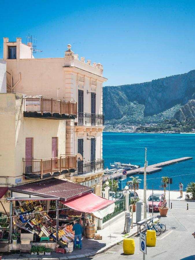 Casetta Vista Mare In Piazza A Mondello *